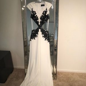 La femme elegant black and white dress